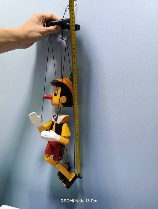 Дървен Пинокио на конци