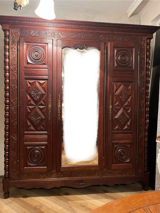 Масивен дъбов гардероб