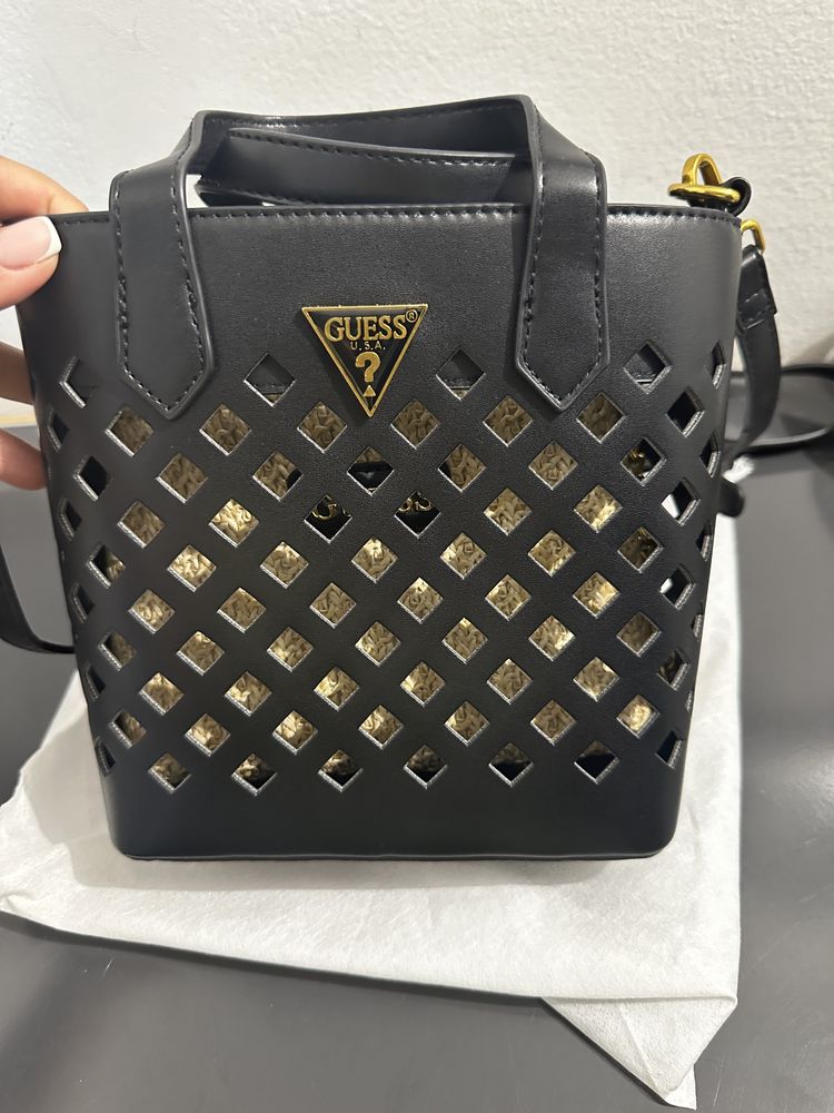 Малка чантичка Guess