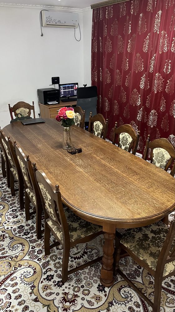 Стол и стулья для гостей
