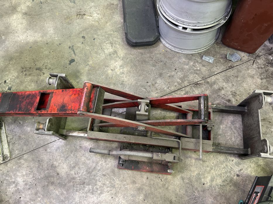 Cric hidraulic reglabil pentru canal