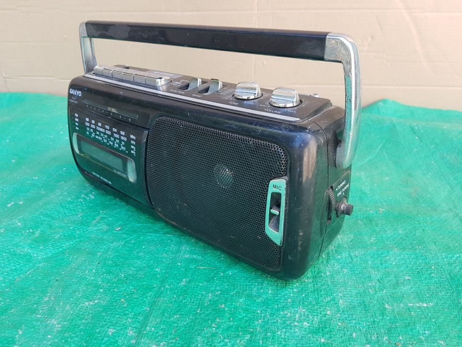 Radio Casetofon sanyo  vechi model M-1750,k made in japan