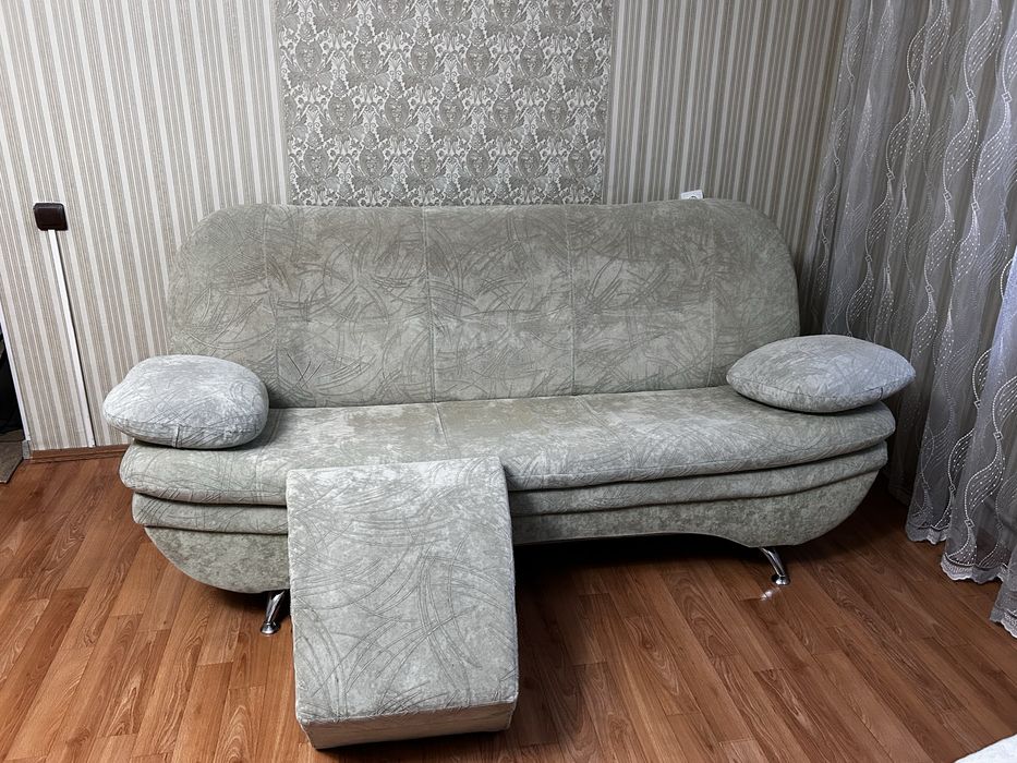 Диван, кресла и пуфик б/у,