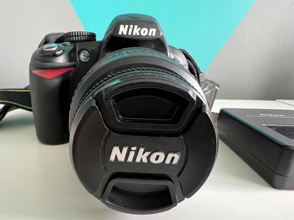 Aparat foto DSLR Nikon D3100 cu obiectiv 18-55mm 3500 cadre