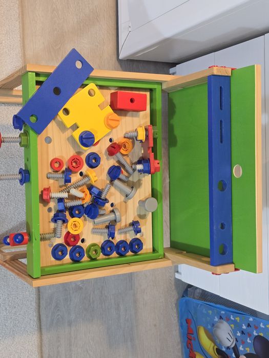 Set banc de lucru din lemn si scule de pompier