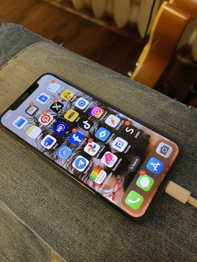 *IPHONE XS в перфектно състоянние*Black friday