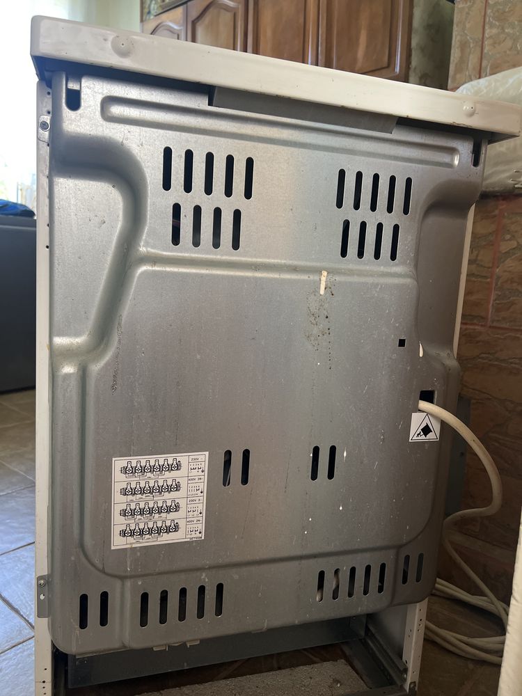 Aparat de gatit electric Electrolux, 4 ochiuri si cuptor