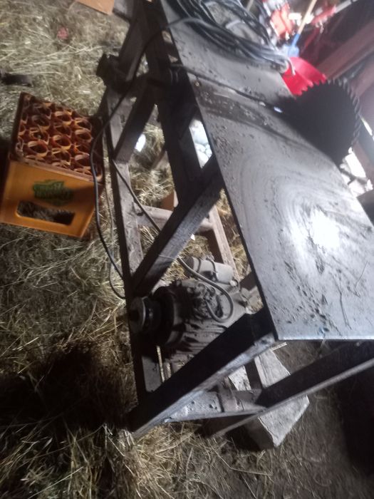 Vând urgent abric cu circular la el 2000 lei sau schimb cu malai