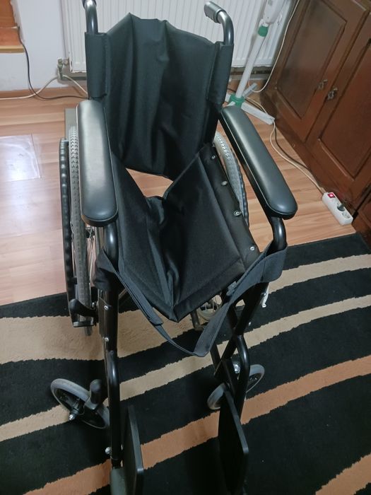 Scaun cu rotile pentru persoane cu dizabilități