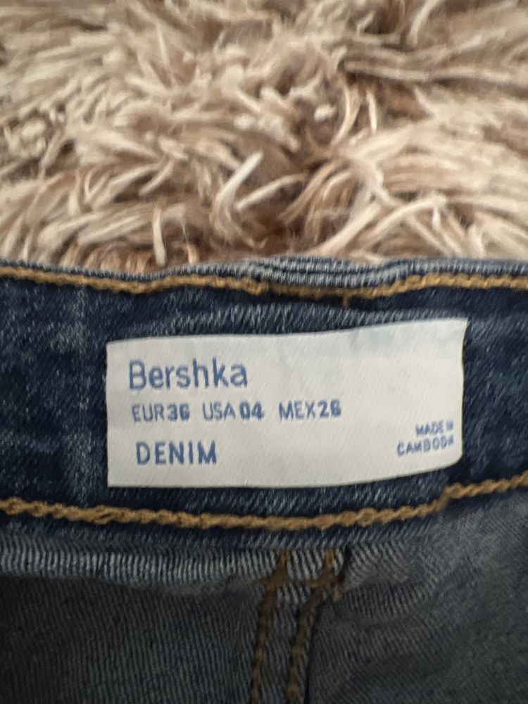 Pantaloni scurti denim elastici, cu talie inalta, Bershka, marimea 36