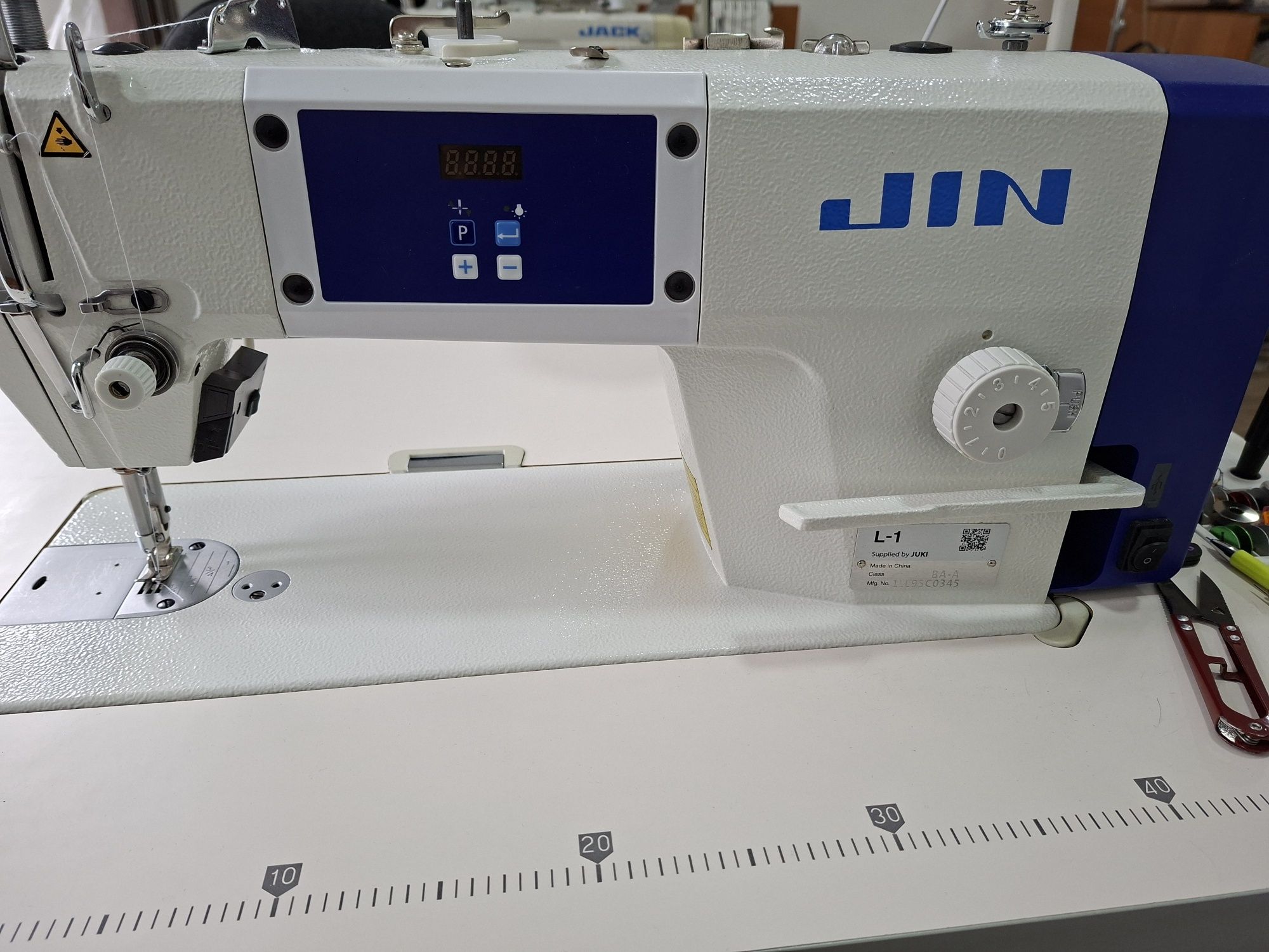 Продам  промышленую швейную машину   JIN L-1