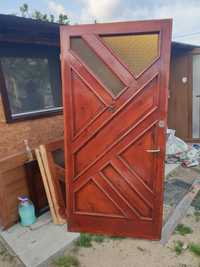 Дървена врата масивна с брава и касов ключ вратата е без забележки нов