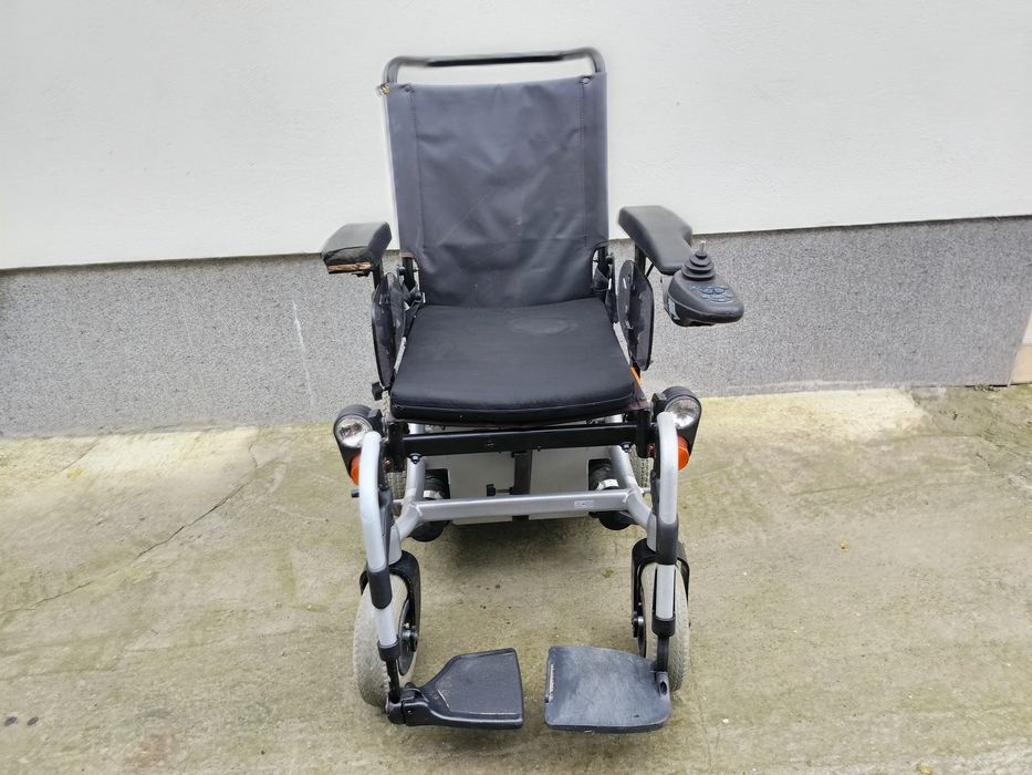 Cărucior scaun electric pentru persoane cu dizabilități