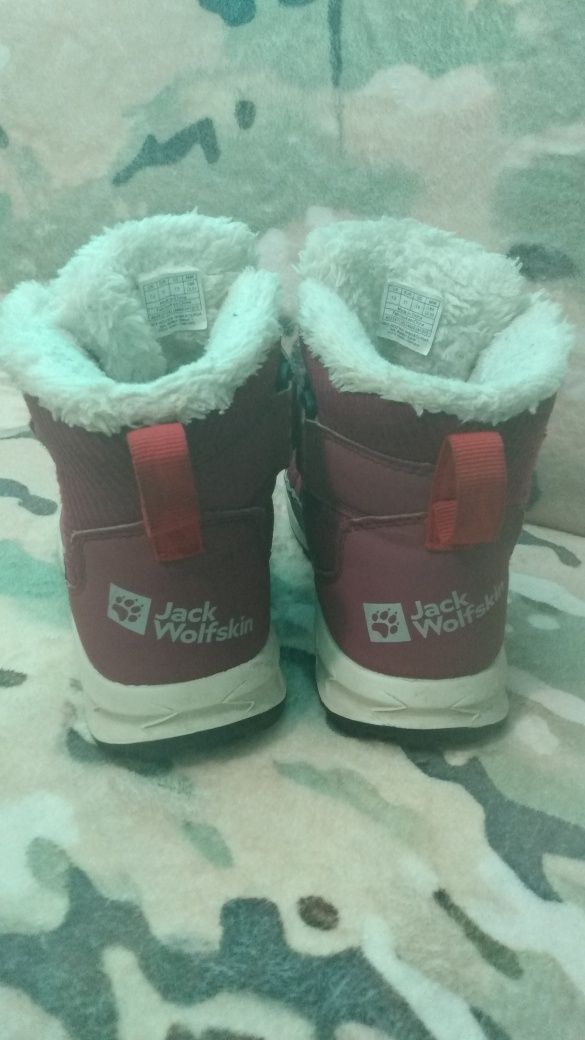 Продавам детски обувки Salomon и Jack Wolfskin