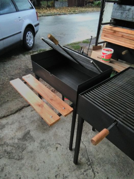 Скара/барбекю на дървени въглища с удобна и практична масичка!