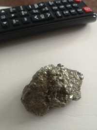 Piatra meteorit aurie