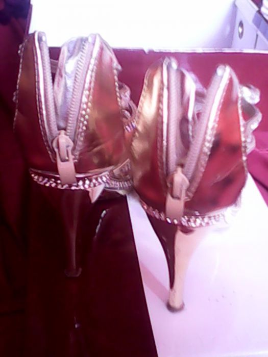 Обувки и чантичка в златисто