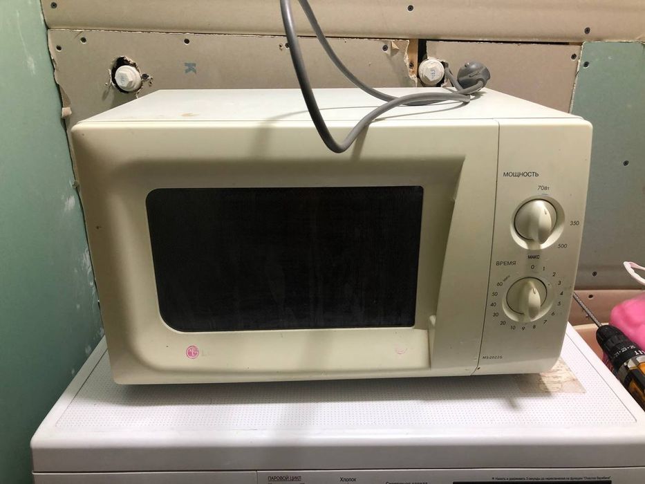 Микроволновка использованна отлично работает 400.000 тыс