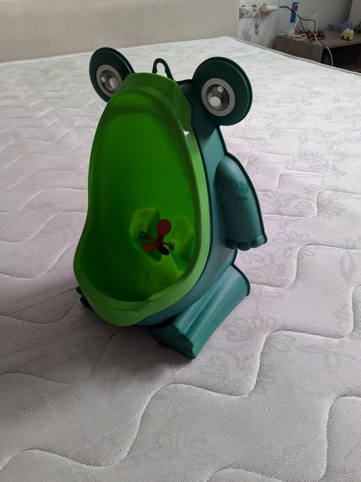Детско легло ИКЕА и писоар жаба