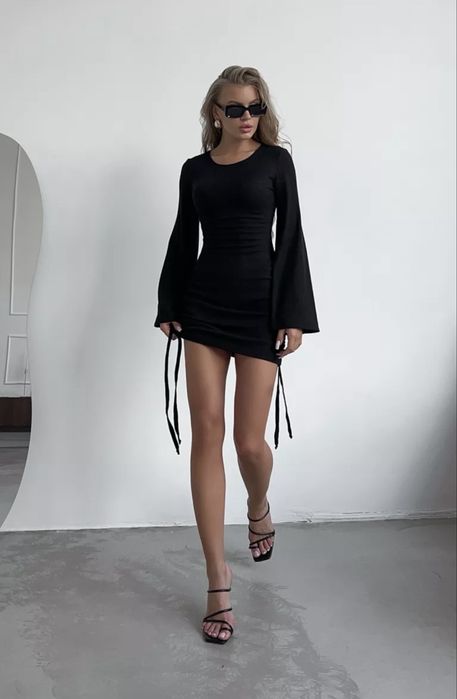 Платье с завязками на бедрах