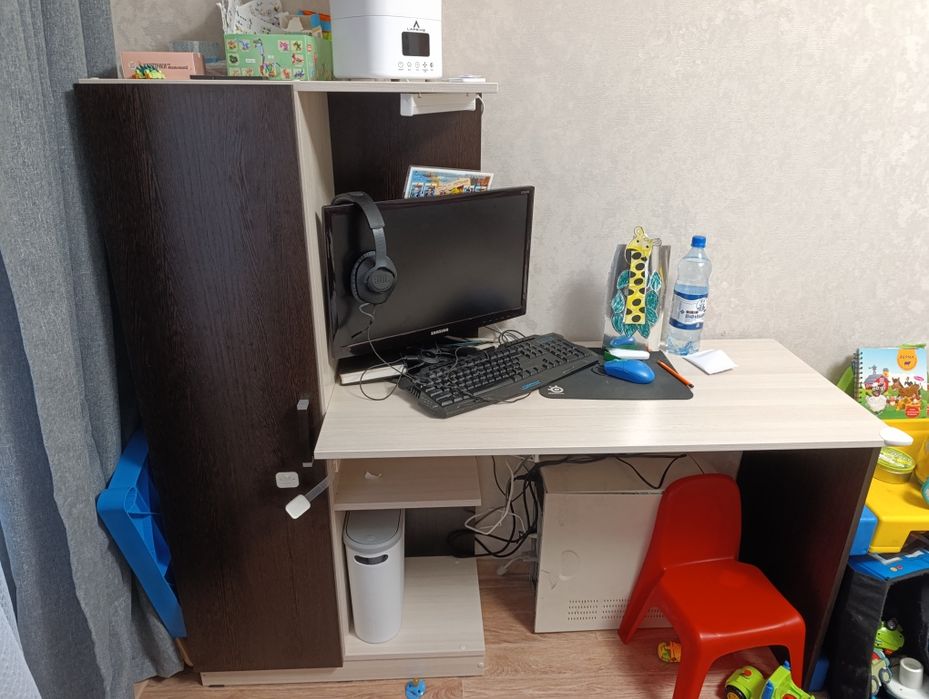 Стол письменный, в идеальном состоянии