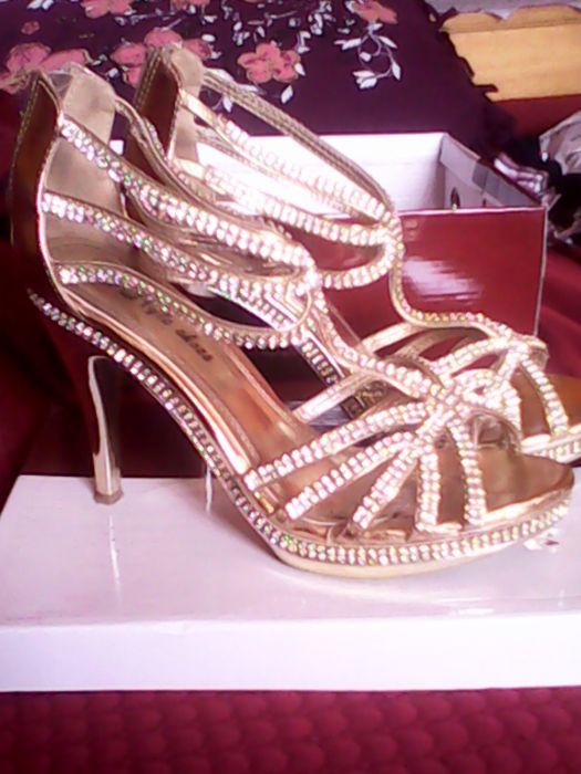 Обувки и чантичка в златисто