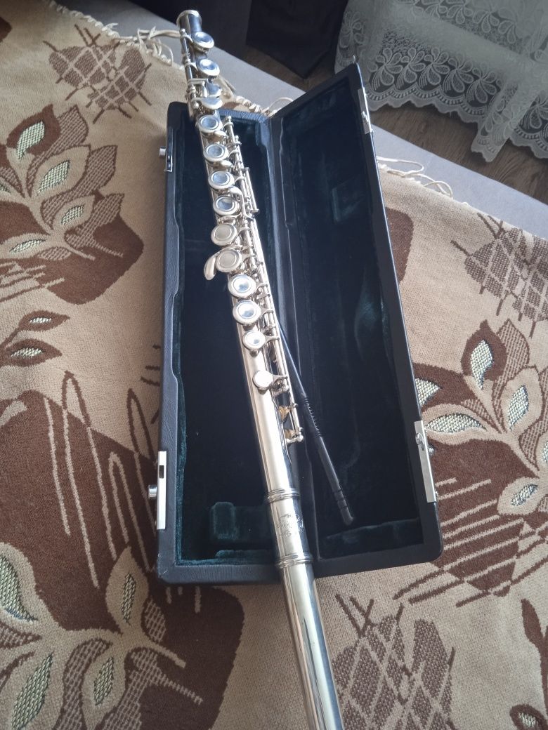 Продам флейту практически не играли, цена договорная.