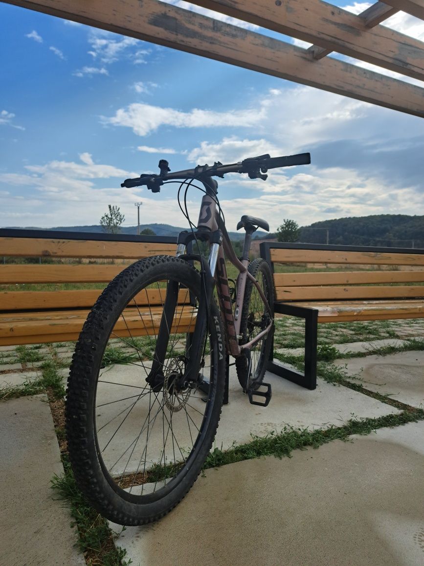 Bicicleta Scott Contensa Active 60
Dotările bicicletei:
-Roti