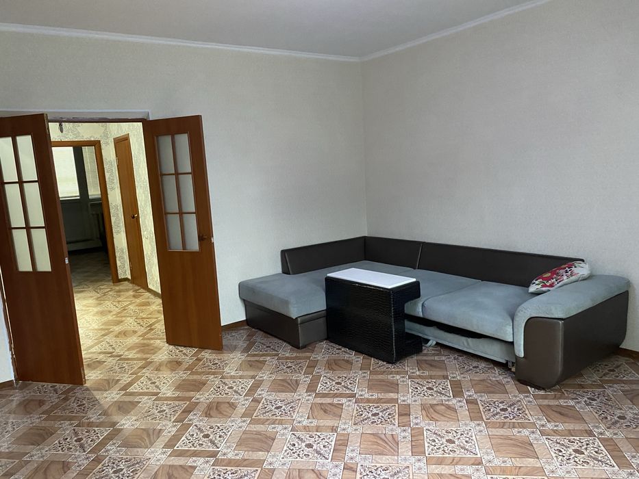 Сдам 2 комнатную квартиру . В 10 микрорайоне Все рядом ..