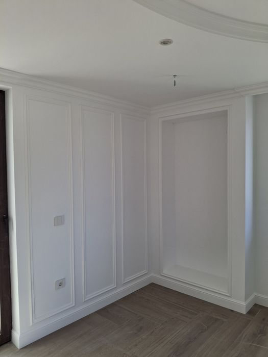 Монтаж на подови первази, стенни панели, облицовки и таванни корнизи