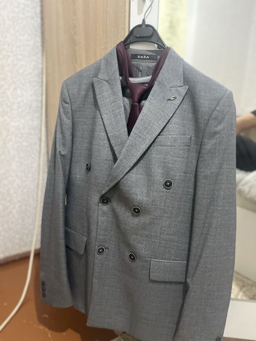 Мужской костюм двухпортое 3ка с галстугом