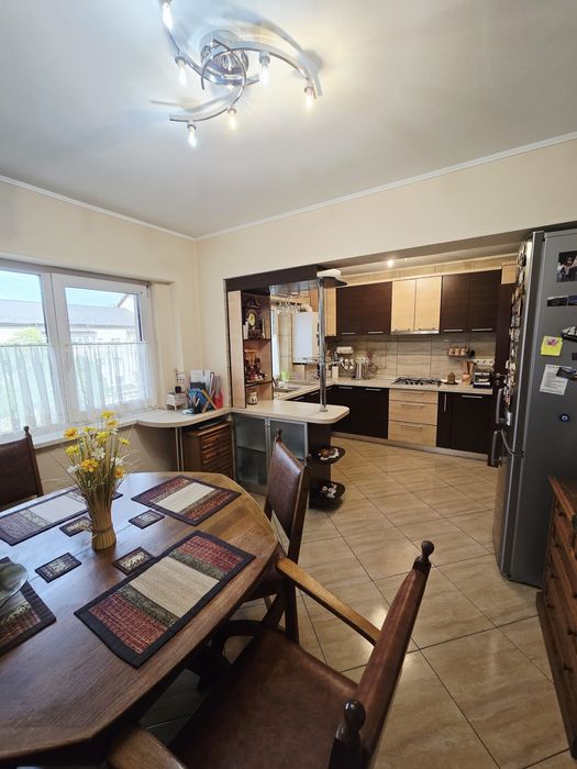 Apartament cu 3 camere + boxă și garaj de 30 mp