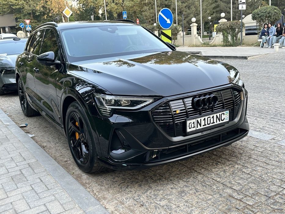 Продам или обменяю Audi E-tron quattro. В идеальном состоянии.