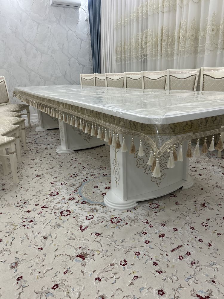 Гостиний стол с стулями