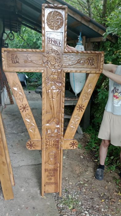 Troița sculptata manual in stil maramuresan