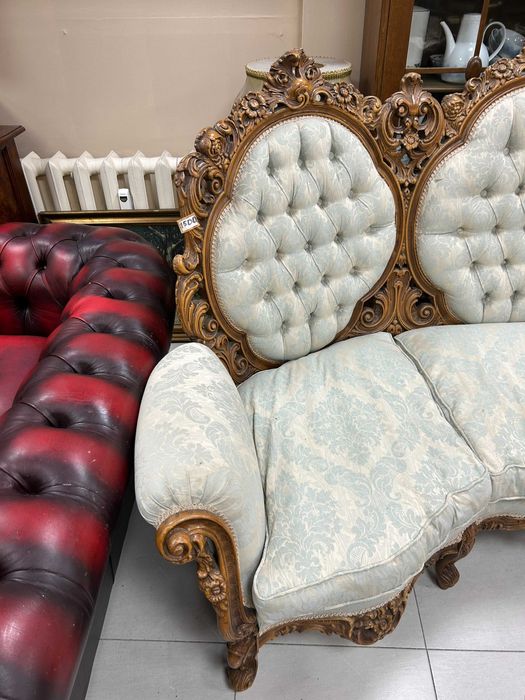 Троен диван с богата дърворезба и бледосиня дамаска.