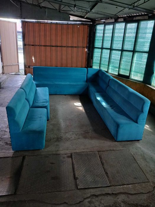 Mobilier : mese, canalpee, scaune