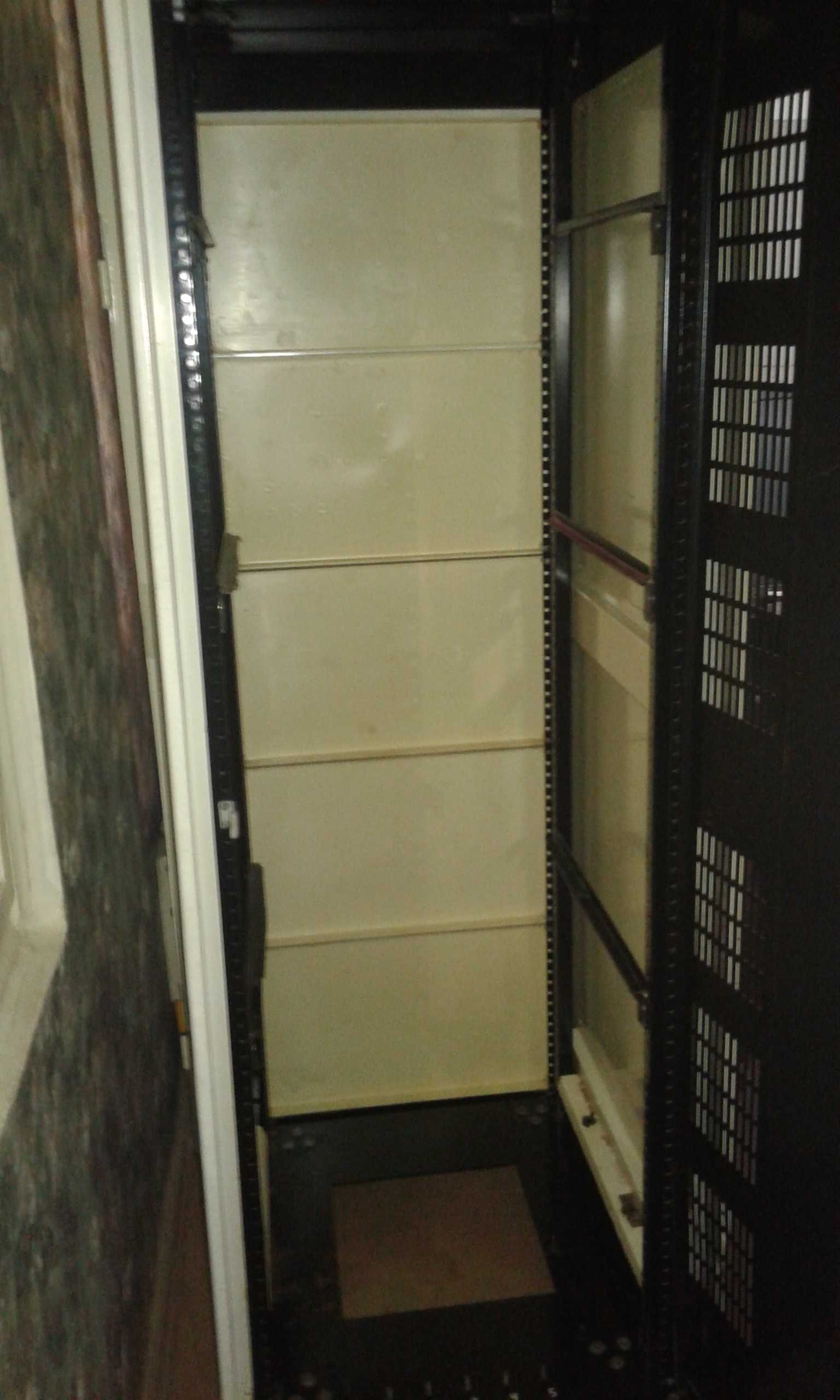 Серверный шкаф напольный ( серверная стойка )