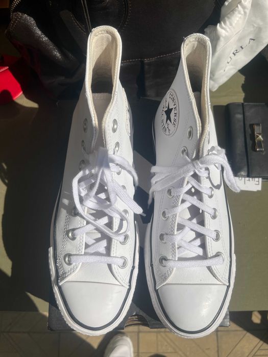 Нови обувки Converse