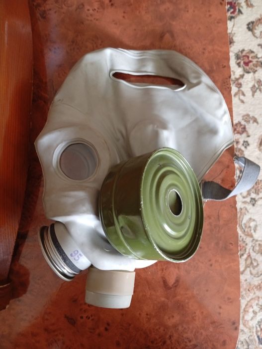 Продам фонарь и противогаз