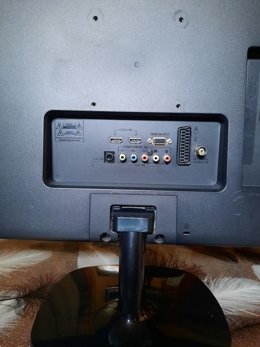 Vând televizor led LG FULL HD diagonala 70 cm cu telecomanda