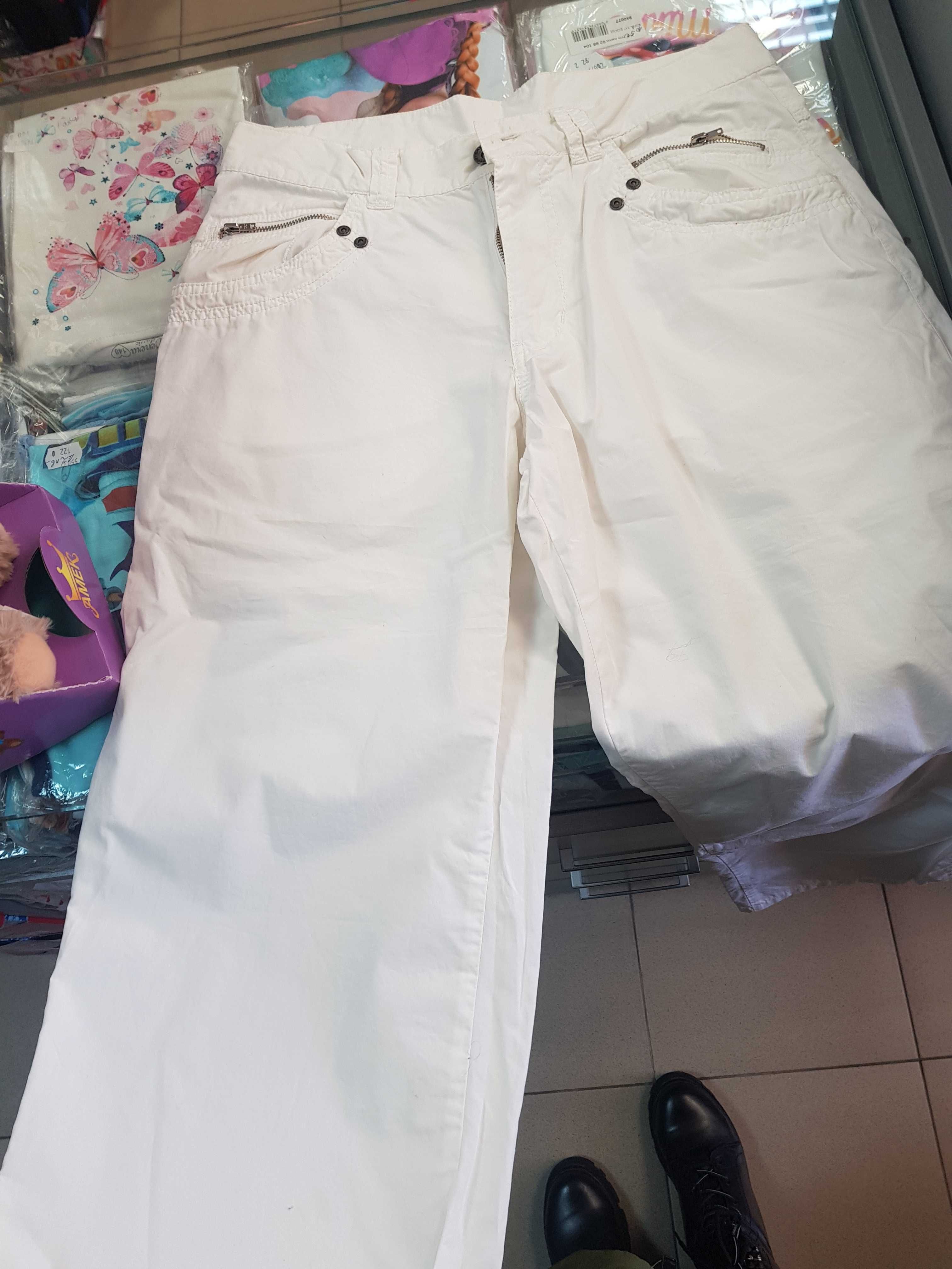 Продавам бели мъжки спортно елегантни панталони панталон