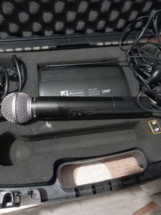 Scot la vânzare două microfoane wireless în stare foarte bună