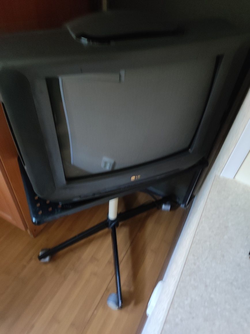 Телевизор LG с полкой для телевизора