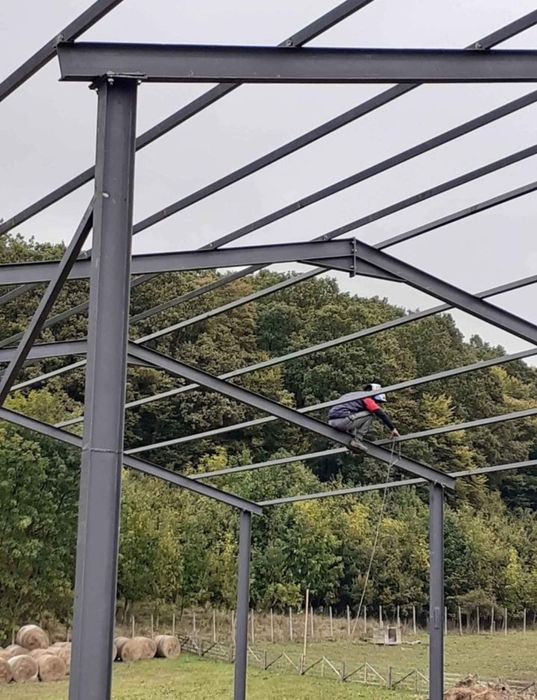 Vand 4ferme cu deschidere de 10m si 8statalpi