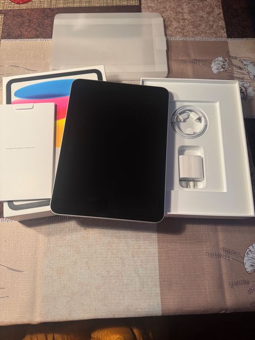 iPad 10th Generation 64GB  Сив, Чисто Нов!