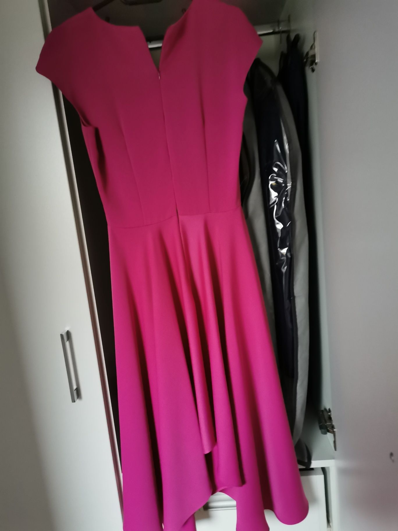 Vând rochie mov de lungime medie, în colturi laterale, marca Brise.