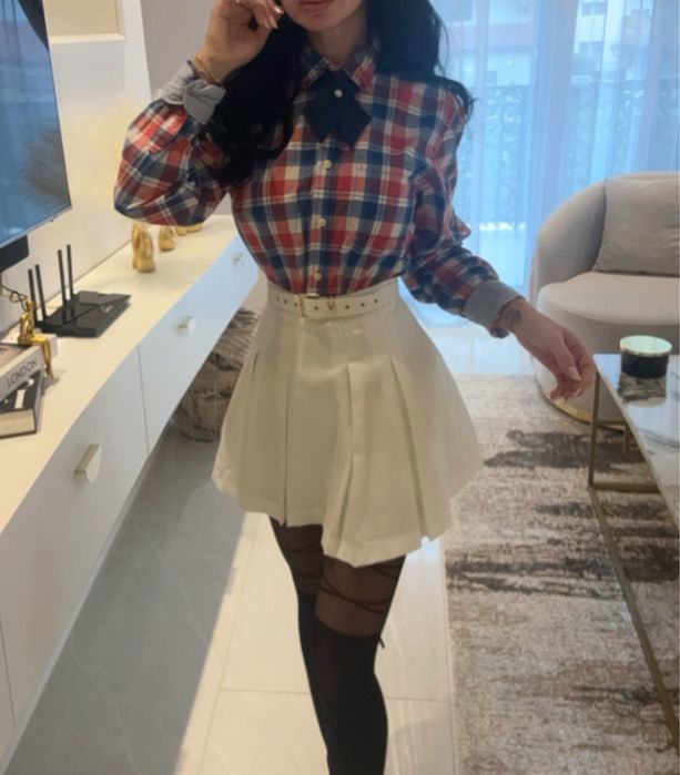 Tot outfitul camasa fusta curea accesoriu gat