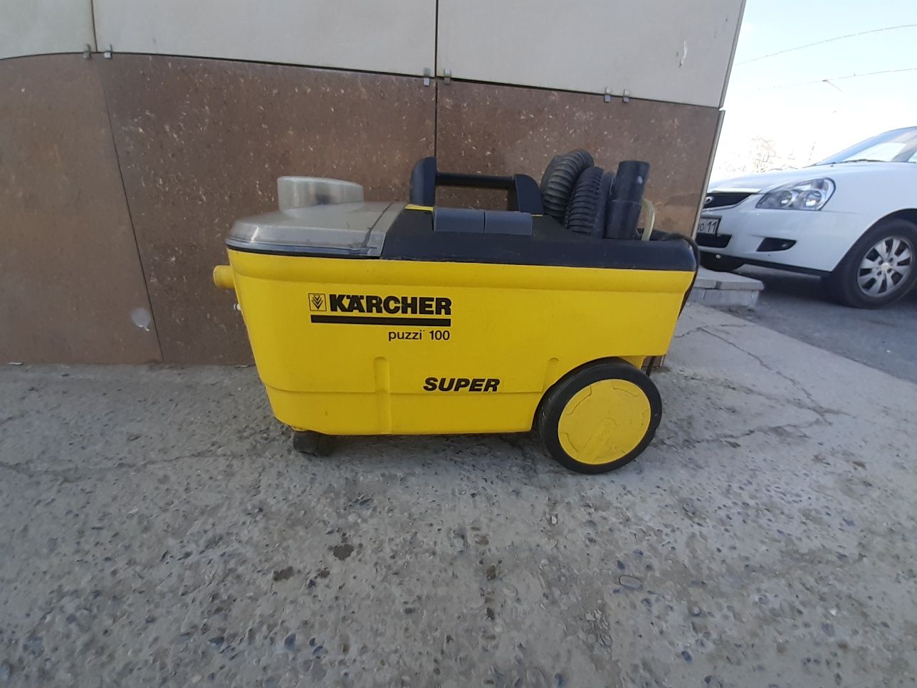 Продам профессиональное моющий пылесос KARCHER PUZZI  100