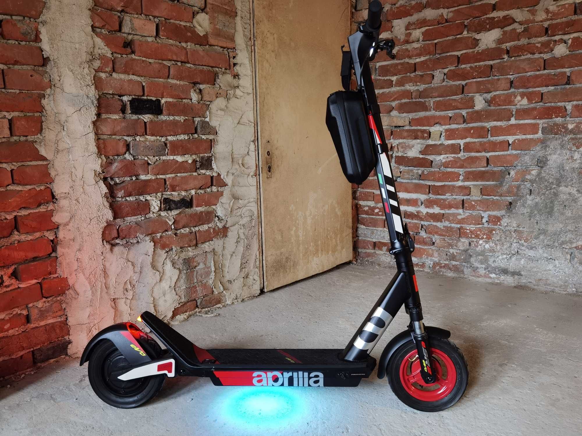 Италианска тротинетка Aprilia eSR2 Еvo, 500W, 48V, 14.4Ah, 21kg, нова.